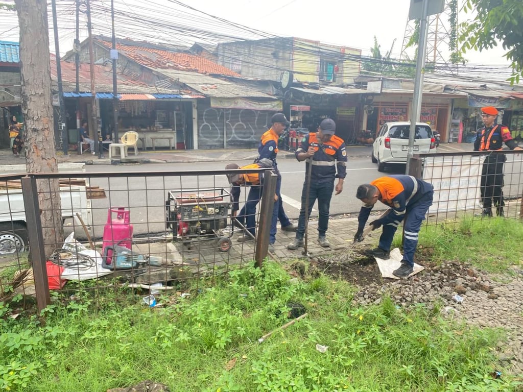 Proses penutupan perlintasan liar sebidang di KM 15+600 – 15+700 petak jalan antara Stasiun Pasar Minggu Baru – Stasiun Duren Kalibata