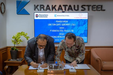 Dari Kiri ke Kanan : Penandatanganan komitmen strategis oleh Direktur Komersial, Pengembangan Usaha dan Portofolio Krakatau Steel, Hernowo dan Presiden Direktur PT Kerismas Witikco Makmur Grup, Lau Beng Sing
