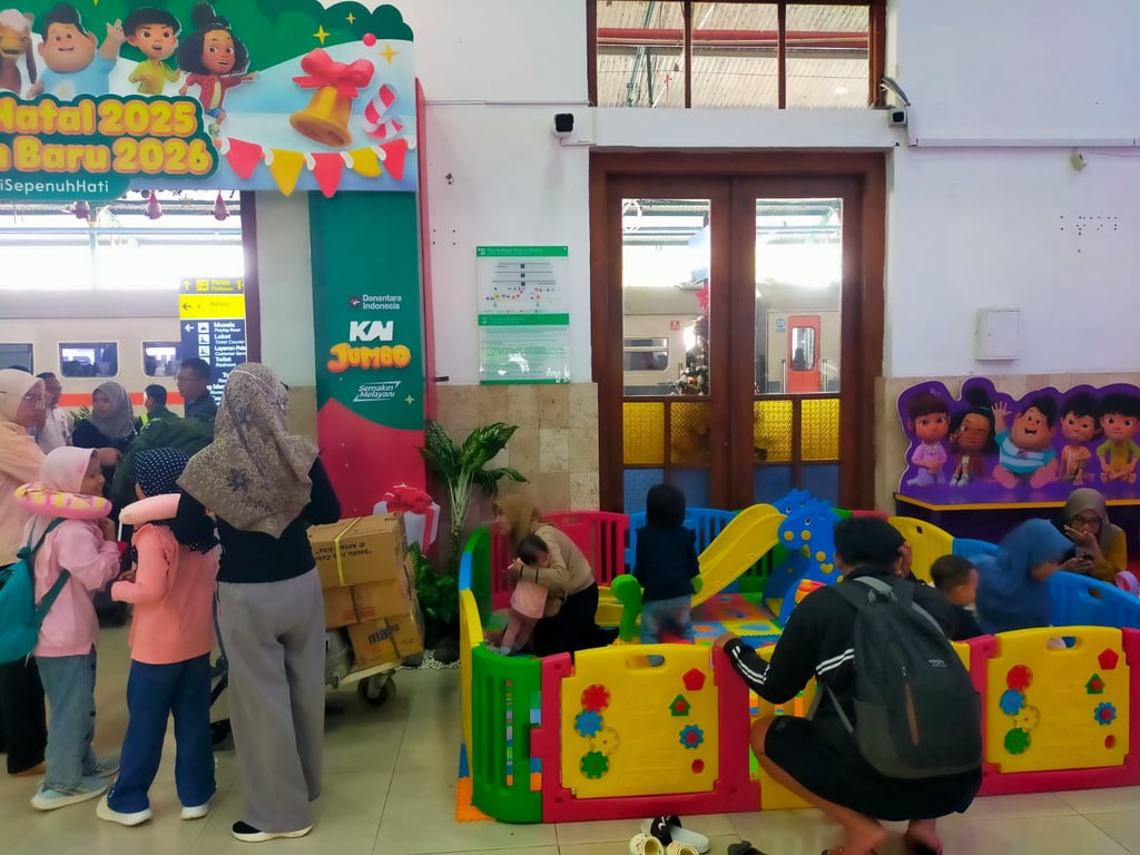 Penumpang Anak-Anak sedang Asyik Bermain di Area Bermain Stasiun Madiun&nbsp;