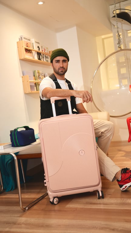 Convenience meets style: A traveler showcases the Case Valker EVE2 luggage. With travel spaces becoming increasingly limited, the collection’s vertical access design allows for easy organization and retrieval of belongings without the need to fully occupy floor space.