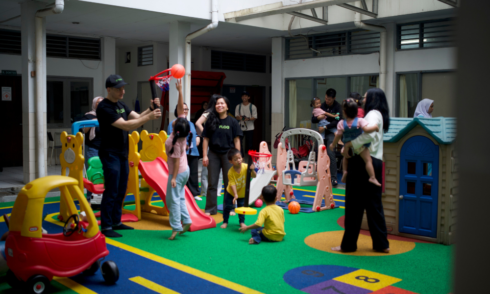 Tim FLOQ Peduli saat berkunjung ke Yayasan Sayap Ibu di Kebayoran Baru, Jakarta, dalam rangka dialog dan kegiatan bersama.<br>