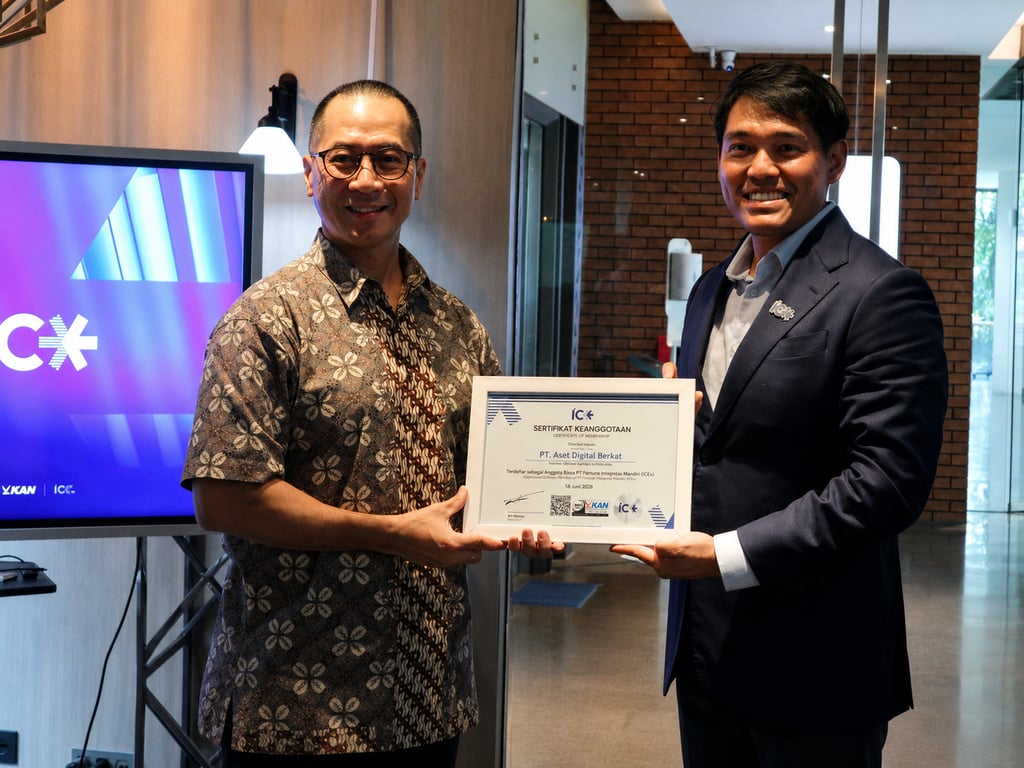 CEO Tokocrypto Calvin Kizana menerima sertifikat keanggotaan bursa dari CEO ICEX Group, Kai Hamza. Sumber: Tokocrypto.