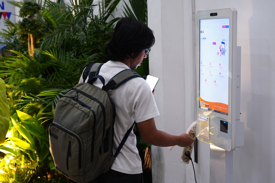 Foto : Penumpang yang sedang melakukan cetak tiket secara mandiri