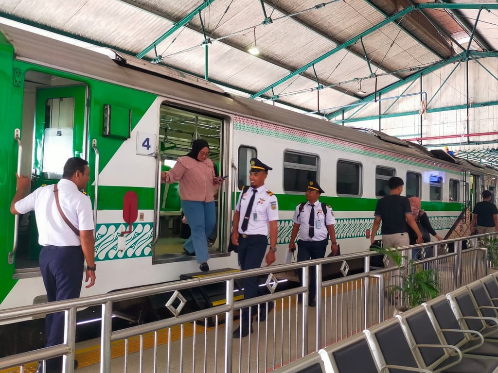 Tampak Masinis dan Asisten Masinis KA Bias