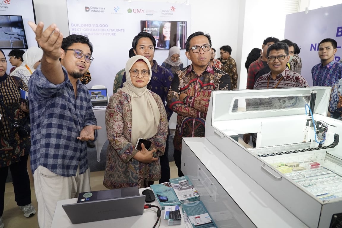 Dirut Telkom Mengunjungi Booth Startup Binaan Telkom