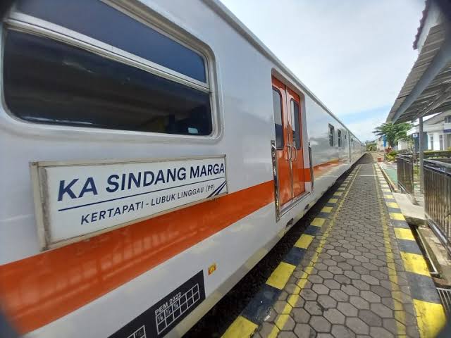 Foto : Kereta api penumpang Sindang Marga relasi Kertapati-Lubuk Linggau 