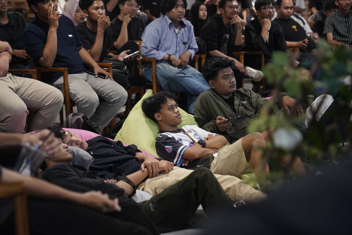 Suasana kehadiran EVOS fams dan komunitas lokal saat menonton match EVOS vs RRQ
