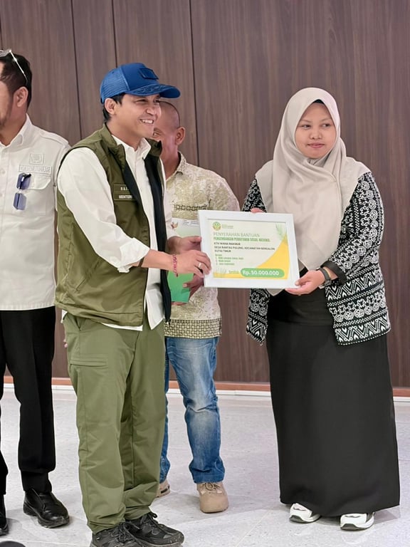 KTH Wana Makmur menerima bantuan pengembangan perhutanan sosial yang diserahkan langsung oleh Menteri Kehutanan, Raja Juli Antoni