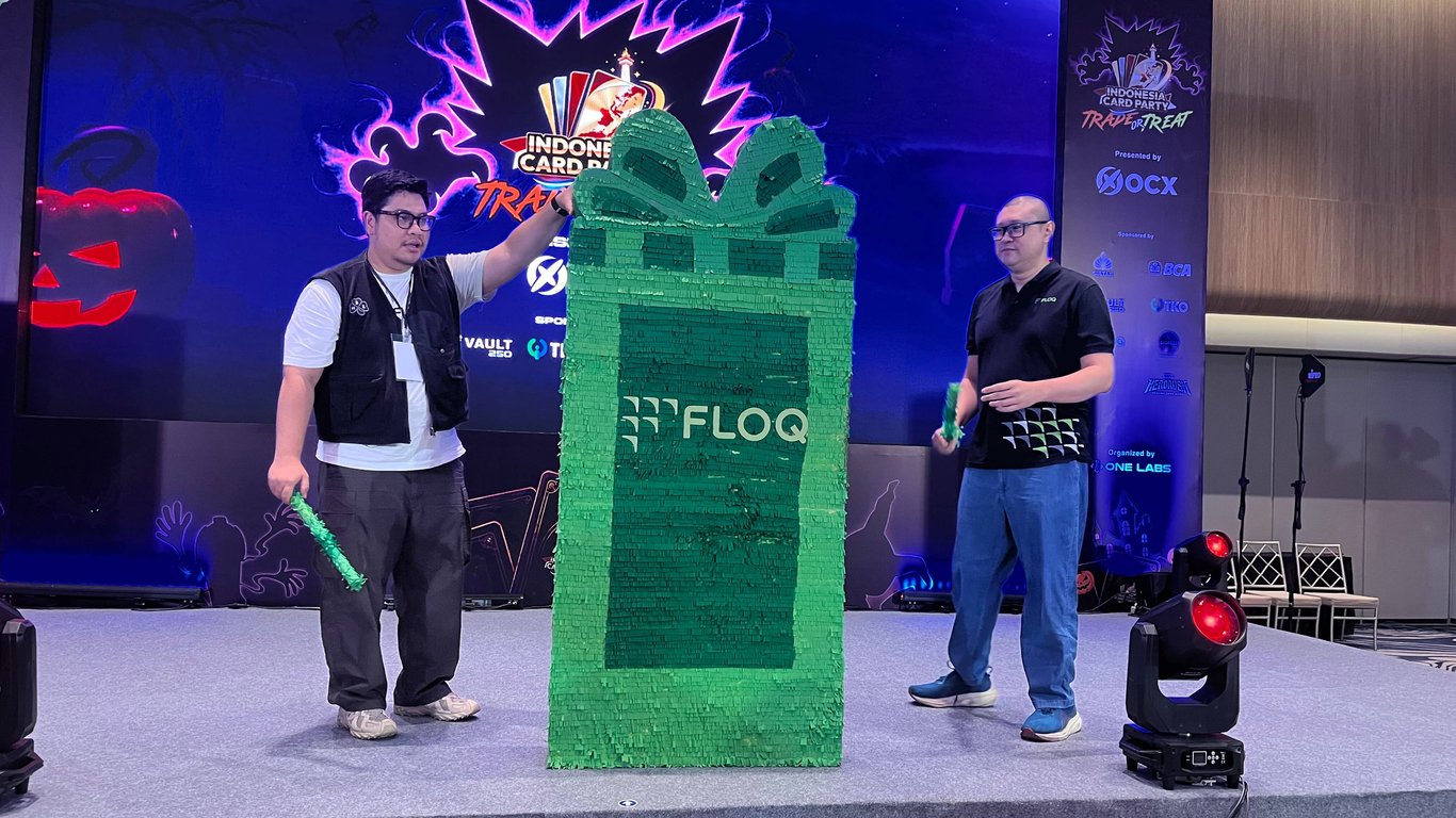 Pemukulan pinata untuk memperebutkan hadiah berupa Pokémon Booster Box dan aset kripto RLUSD senilai US$500. Foto: FLOQ.