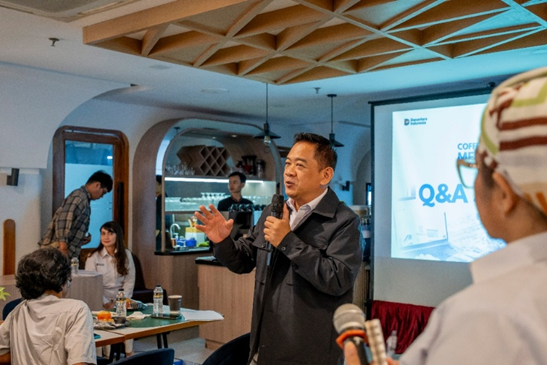 (Tengah) Direktur Utama PT Krakatau Steel (Persero) Tbk, Dr. Akbar Djohan (27/4) dalam acara Coffee Morning Media with CEO KRAS bertempat di The Surosowan Jakarta