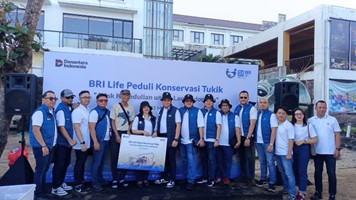 Direksi BRI Life dan Tim saat pelepasan tukik di Pantai Kuta Bali