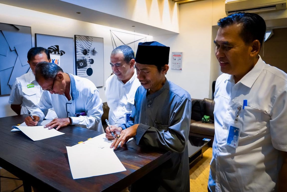 Proses penandatanganan SPK oleh penerima bantuan