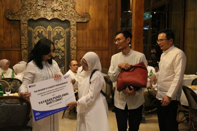 Penyerahan santunan diwakili oleh Direktur Keuangan Lim Chet Ming dan Pejabat Eksekutif Tina Meilina