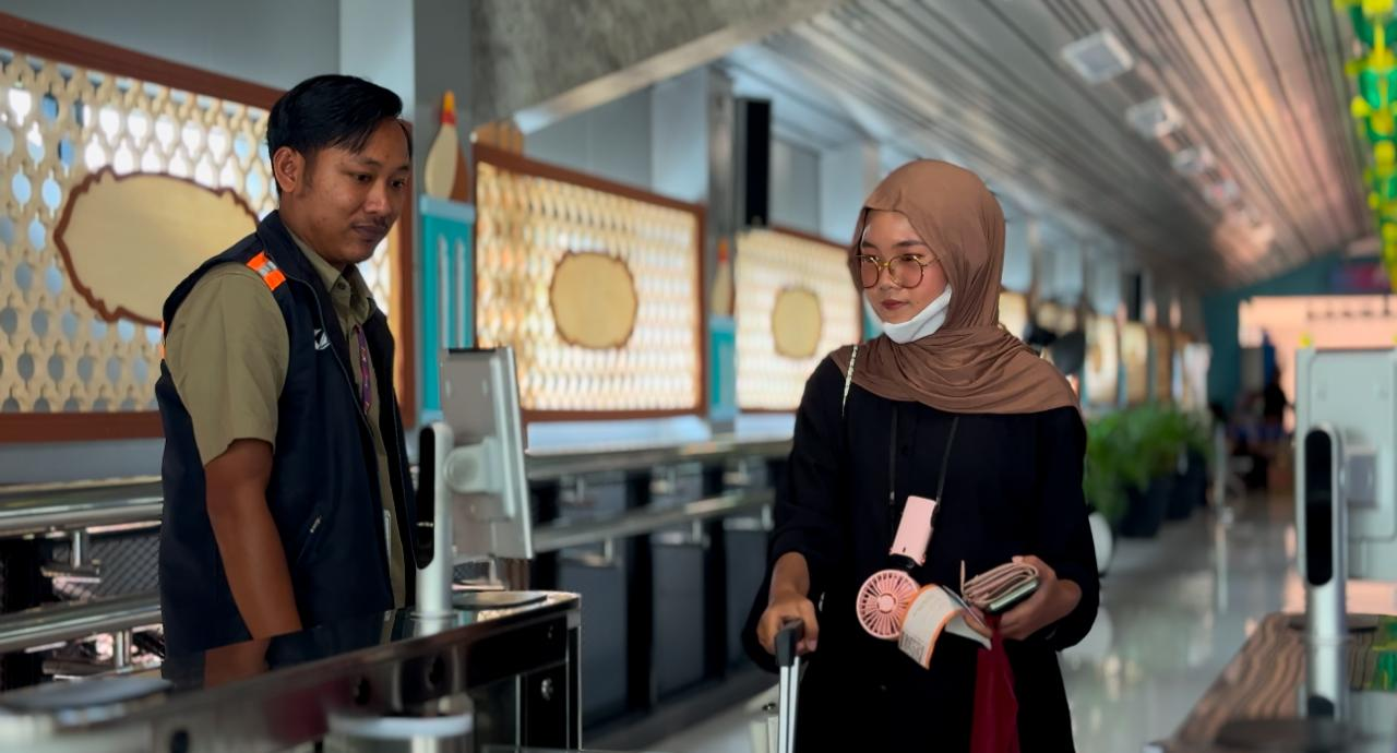 Penumpang boarding di Stasiun Purwokerto