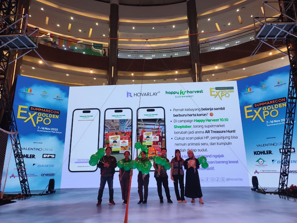 Momen kebersamaan tim HOVARLAY dan Happy Harvest Supermarket di panggung Summarecon Golden Expo 2025