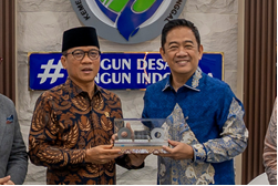 Direktur Utama Krakatau Steel, Dr. Akbar Djohan (kanan) melakukan audiensi kepada Menteri Desa, Pembangunan Daerah Tertinggal, dan Transmigrasi (Mendes PDTT), Yandri Susanto (kiri), Rabu (15/4).