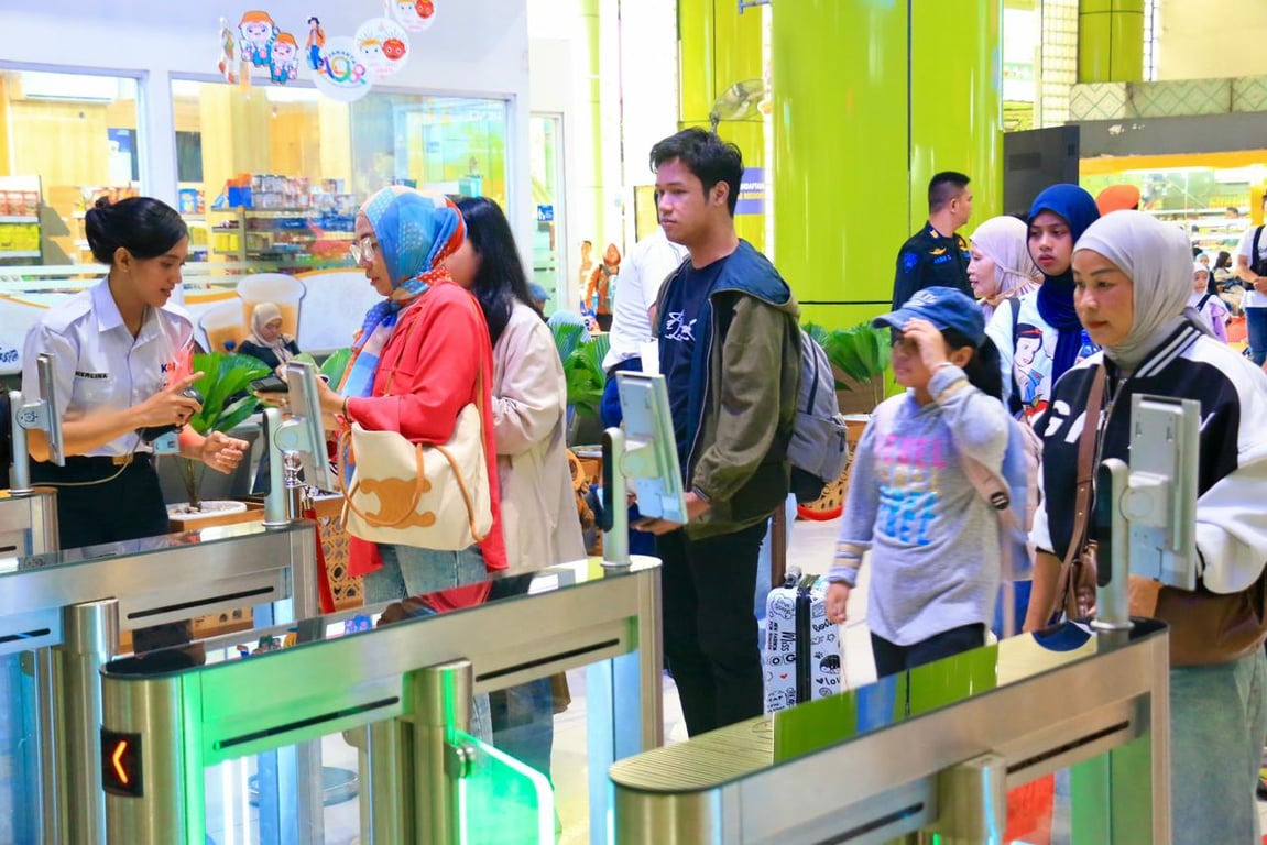 Pelanggan KAI menggunakan fasilitas boarding face recognition di Stasiun Gambir