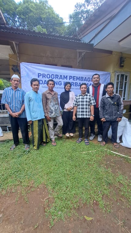 Perwakilan OIC Youth Indonesia dengan&nbsp;Ketua RT 03/RW 06 Kampung Bunder dan perwakilan warga