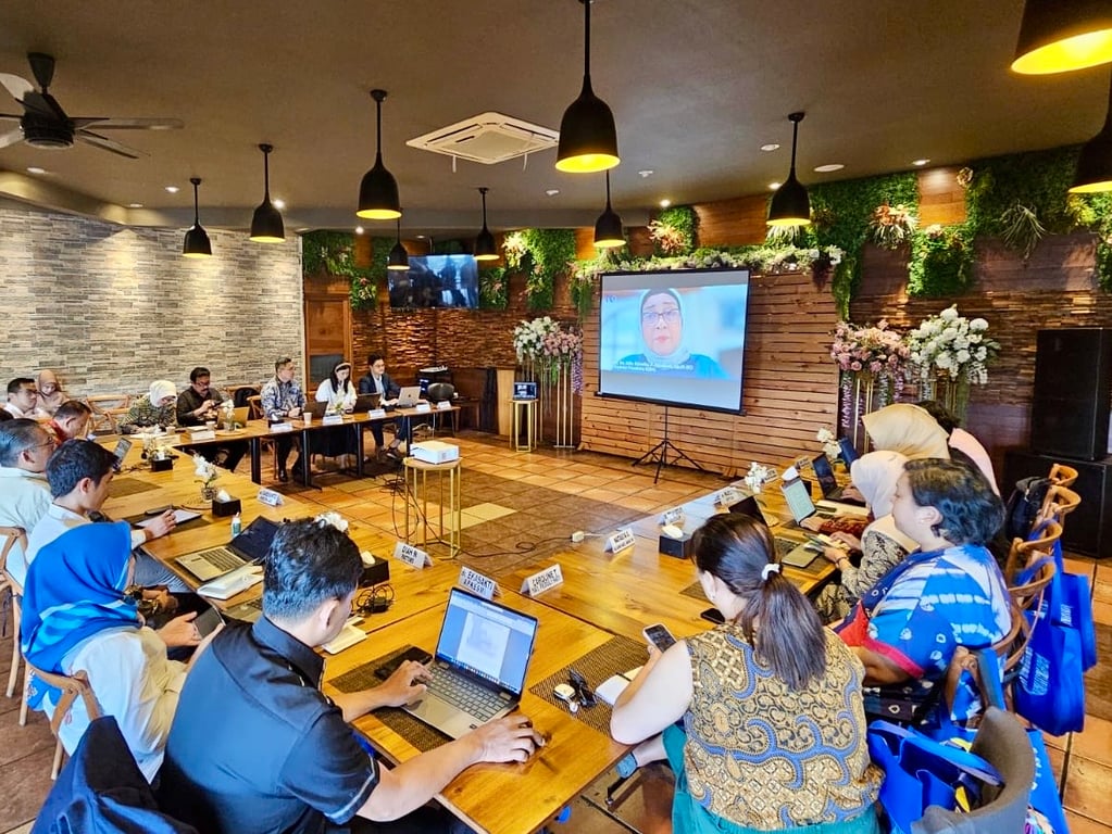 Suasana khidmat proses musyawarah publik terstruktur saat para peserta dan panelis menyimak paparan pembuka dari Ketua Dewan Pembina IHDC, Prof. DR. Dr. Nila Djuwita F. Moeloek, Sp.M(K), yang hadir secara virtual untuk memberikan konteks strategis diskusi.