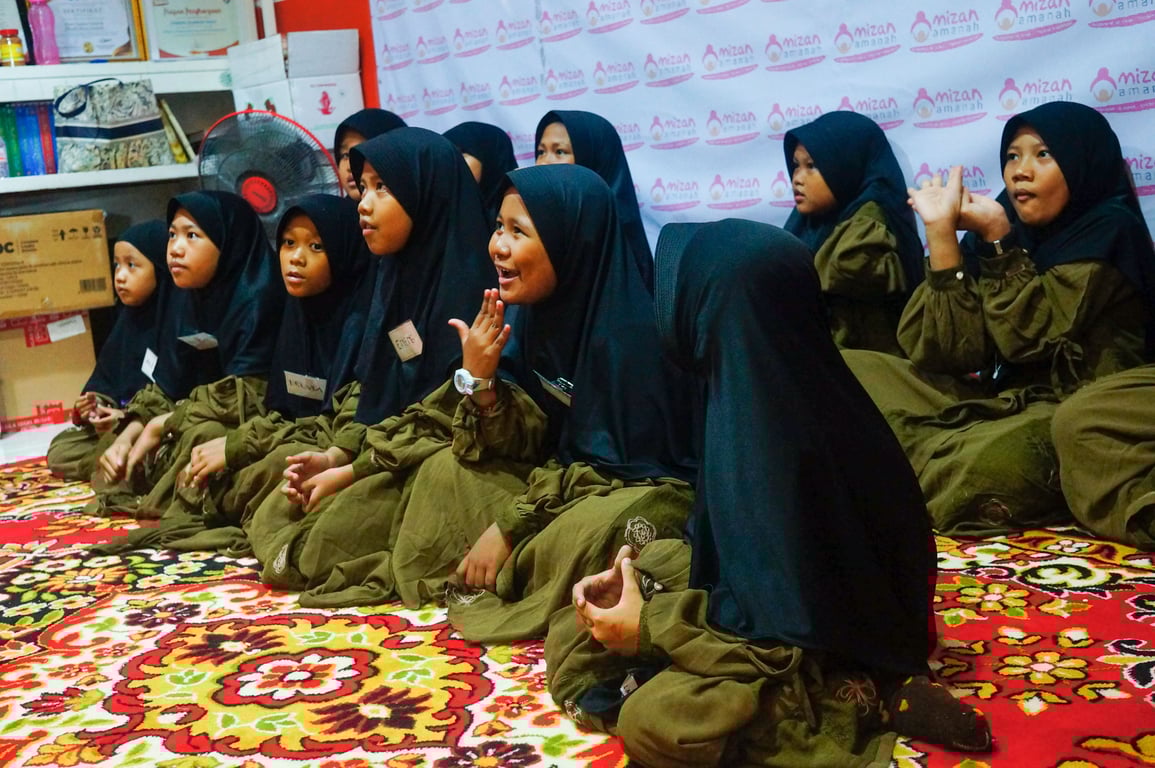 Anak-anak Rumah Singgah Mizan Amanah Cilandak Barat mendengarkan cerita dari tim Smart Salary. Sumber: Smart Salary