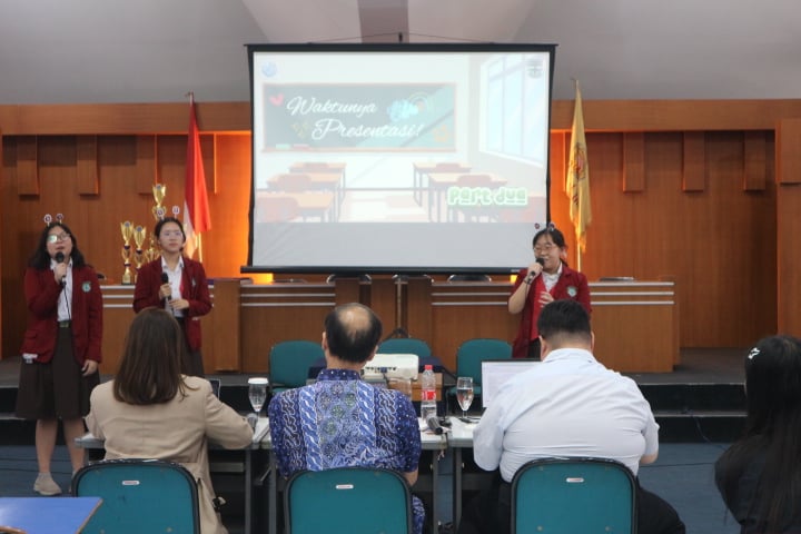 Sesi presentasi dan penilaian oleh dewan juri