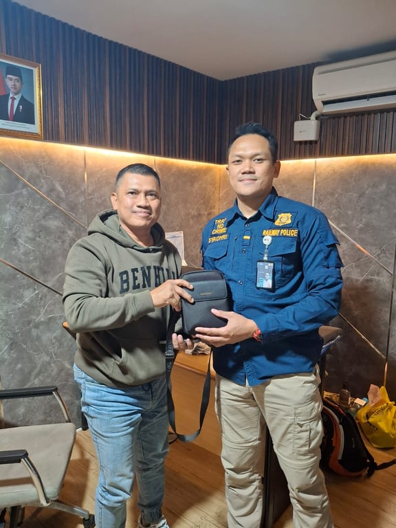 Pelanggan saat Menerima Tasnya kembali