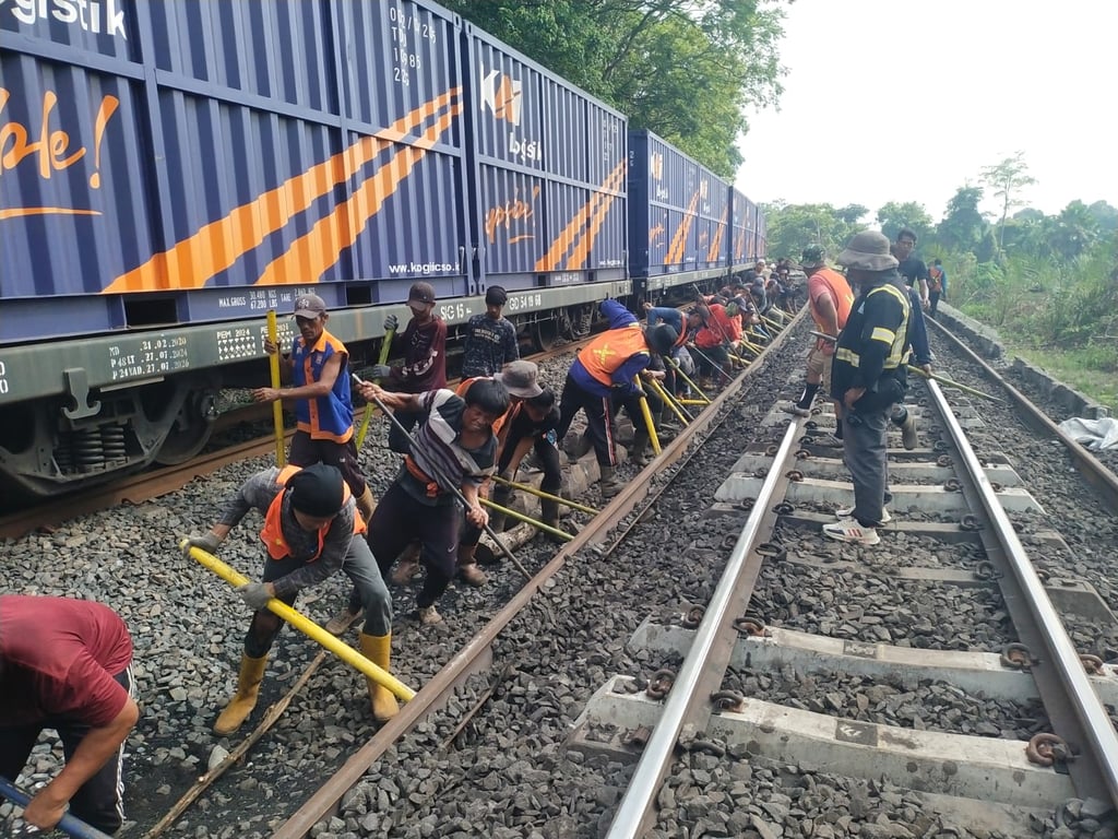 Foto : Pekerjaan penggantian R54 menjadi R60 di wilayah Divre III Palembang