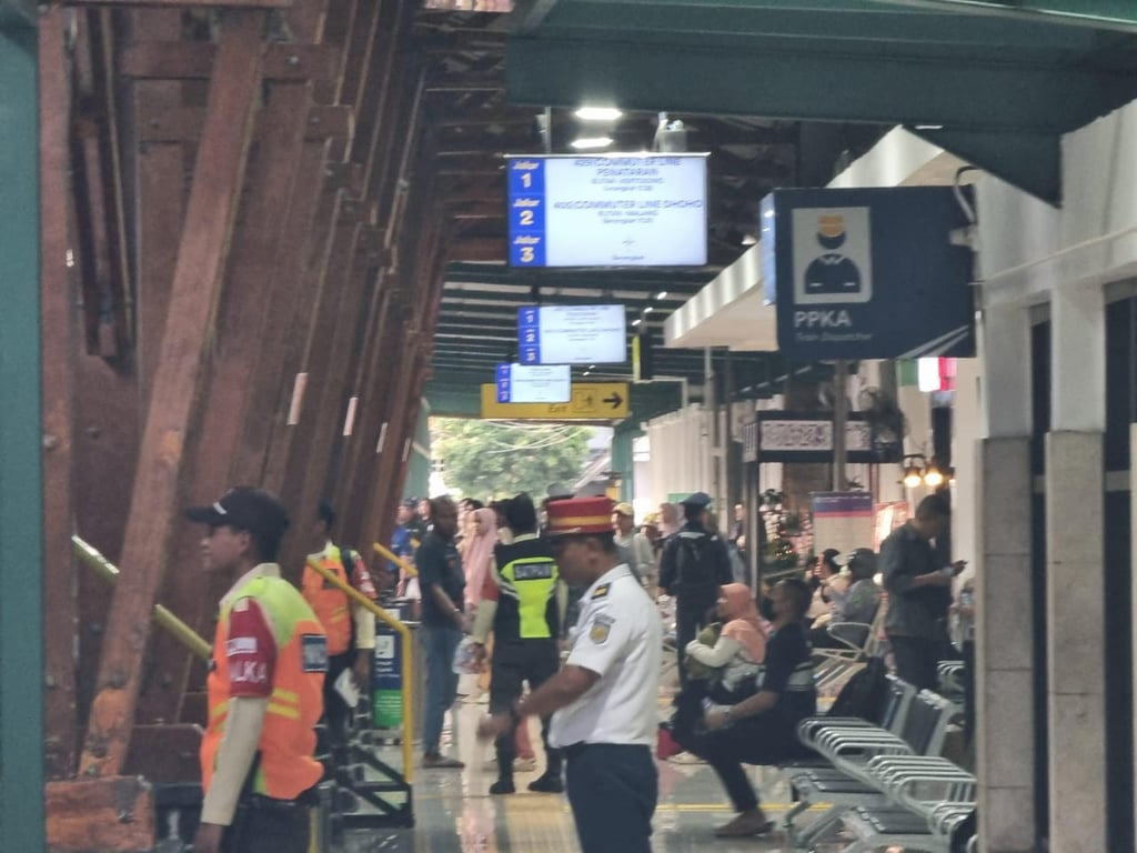 Keberangkatan penumpang di Stasiun Blitar