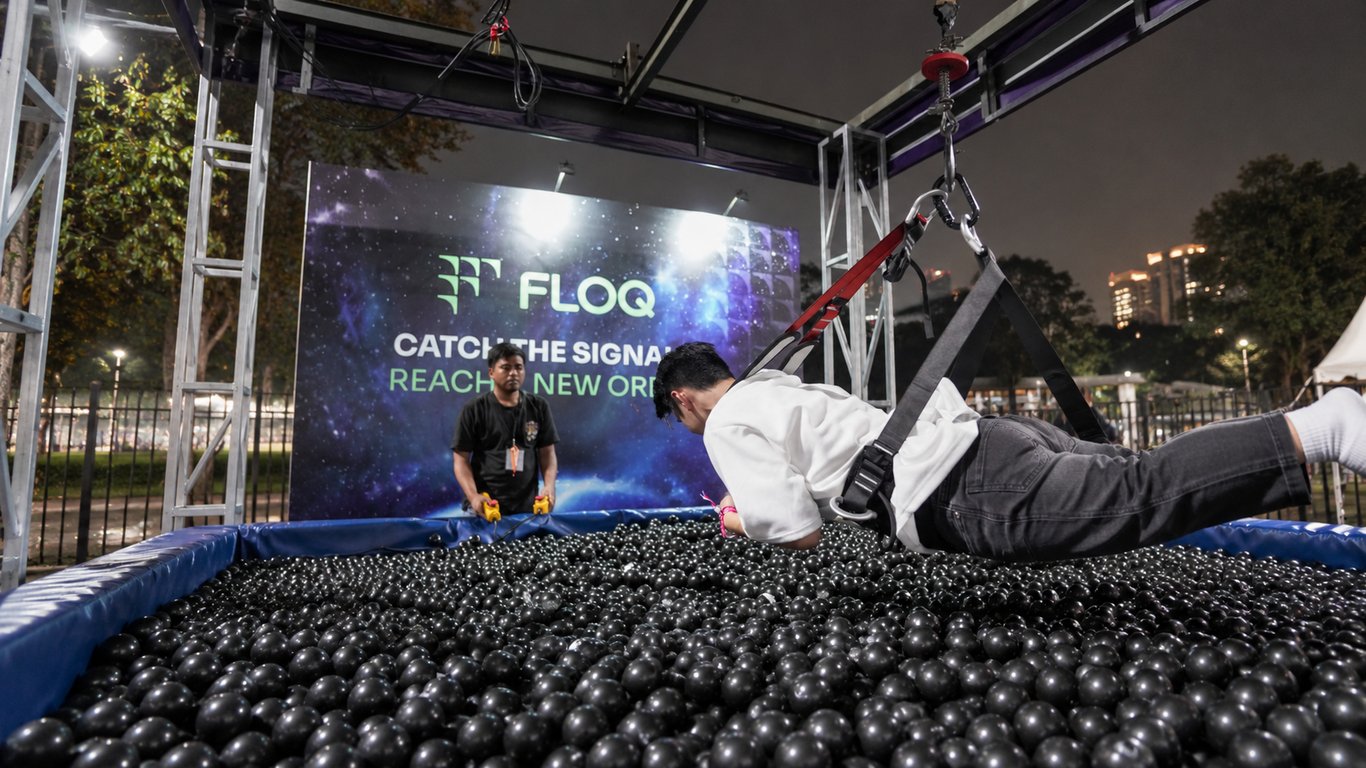 Ratusan orang itu aktivitas Human Claw di booth FLOQ. Foto: FLOQ.