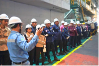 Para mahasiswa/i Universitas Pertahanan RI melakukan kunjungan industri ke fasilitas produksi Krakatau Steel, Cilegon (21/5)