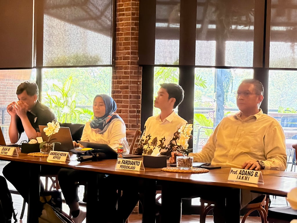 Deretan pakar pada sesi Panel 1 yang membedah dimensi Kedaulatan & Tata Kelola Kesehatan. Kehadiran tokoh dari berbagai instansi seperti PATTIRO, KPPOD, PERDOKJASI, dan IAKMI memastikan rekomendasi kebijakan yang dihasilkan teruji dari sisi akuntabilitas dan desentralisasi.