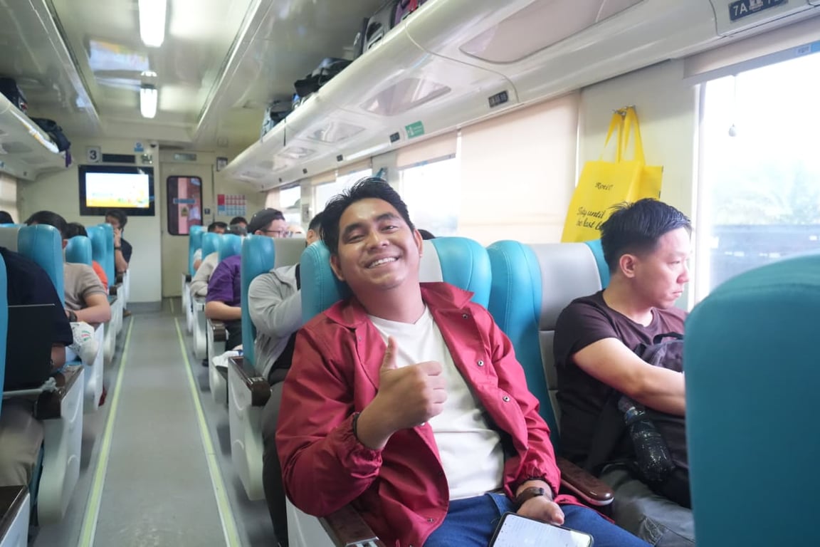 Penumpang menggunakan layanan KA Sribilah Utama (Medan - Rantau Prapat)