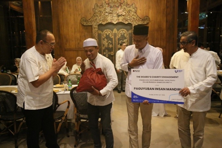 &nbsp; &nbsp; &nbsp; &nbsp; &nbsp; &nbsp; &nbsp; &nbsp; &nbsp;Penyerahan santunan
diwakili oleh Pejabat Eksekutif Aestika Oryza Gunarto dan Komisaris Independen Hari Siaga Amijarso.&nbsp; &nbsp;&nbsp;