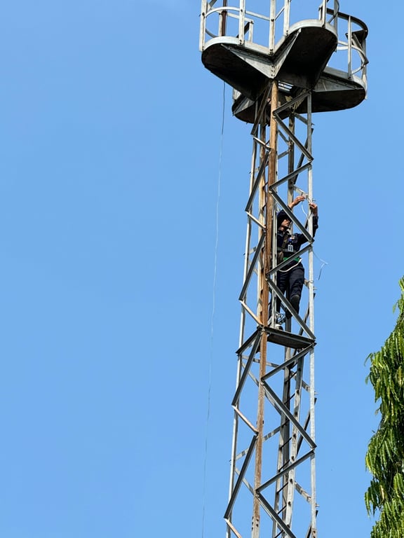 Foto : Pemasangan infrastruktur digital dengan jaringan internet untuk mendukung proses bisnis KAI 
