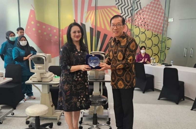 Direktur Pemasaran BRI Life Tina Meilina dan CEO KL Klinik Mata, dr. Kelvin Alim Sp.M, saat pelaksanaan kegiatan pemeriksaan mata bagi pekerja BRI Group