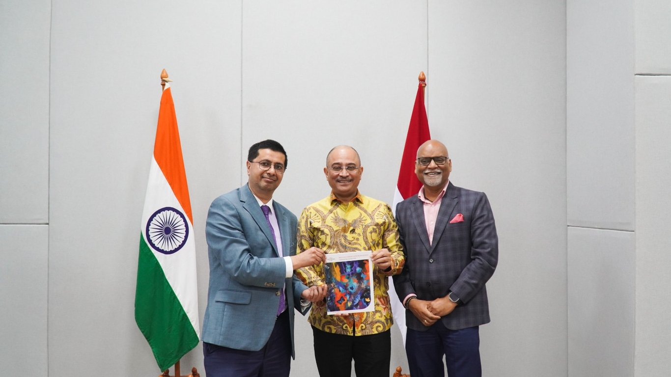 Duta Besar India untuk Indonesia, Sandeep Chakravorty (tengah) berfoto bersama Executive Director Indiaspora, Sanjeev Joshipura (kiri) dan India CEO & Managing Director of Global East Indiaspora, Sreekumar Nair usai sesi diskusi interaktif di Indonesia di Tagore Hall, New Chancery, Kedutan Besar India di Jakarta, Jumat (28/8/2026).
