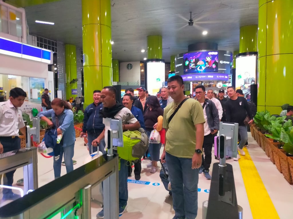 Pelanggan KA saat melakukan boarding face recognition di Stasiun Gambir