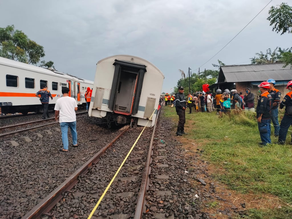 Rangkaian Paling Belakang KA 158F Purwojaya Anjlog di Emplasemen Stasiun Kedungkedeh
