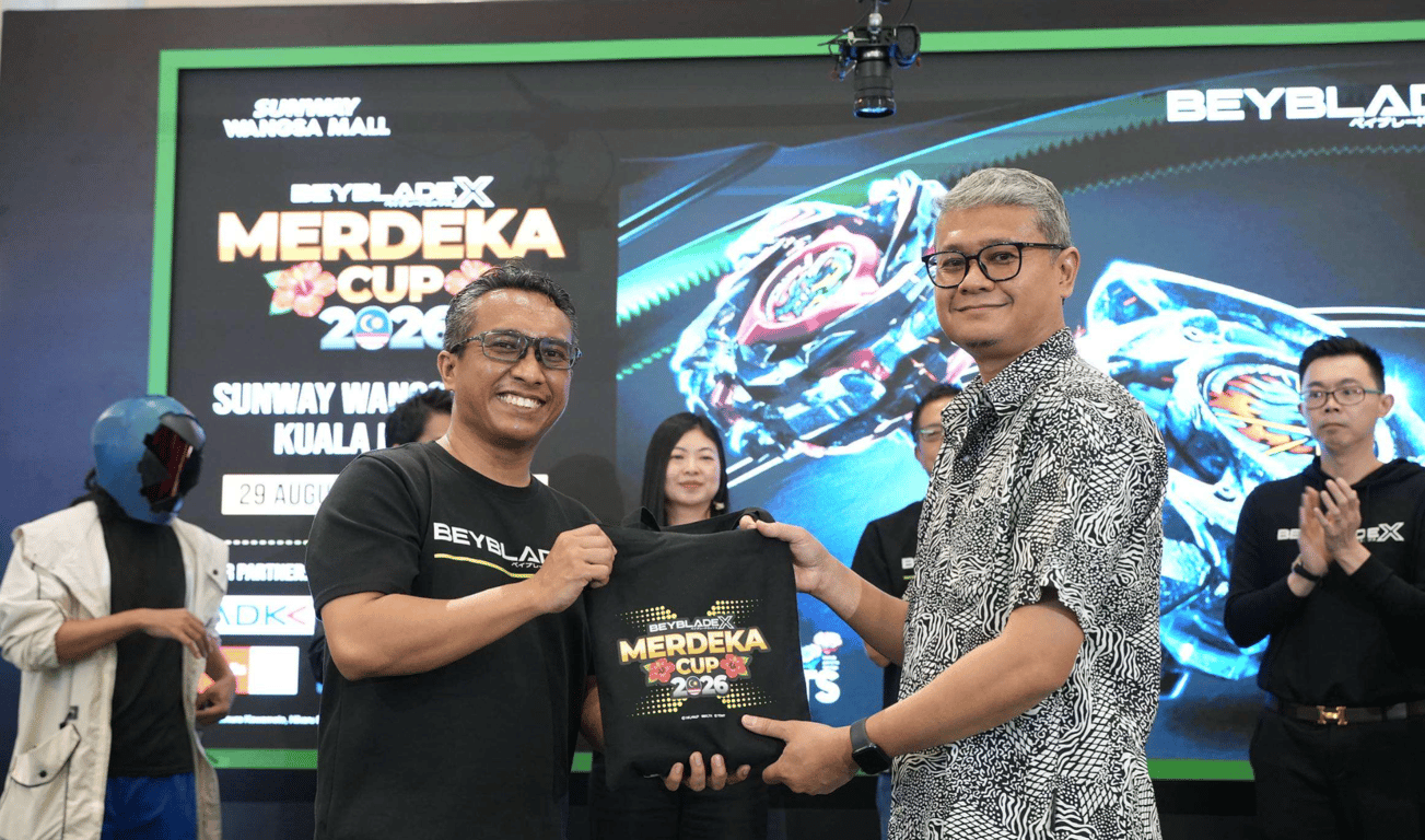 Mr Shahril Ramli hands over token of appreciation to Mr Azmi Abdullah