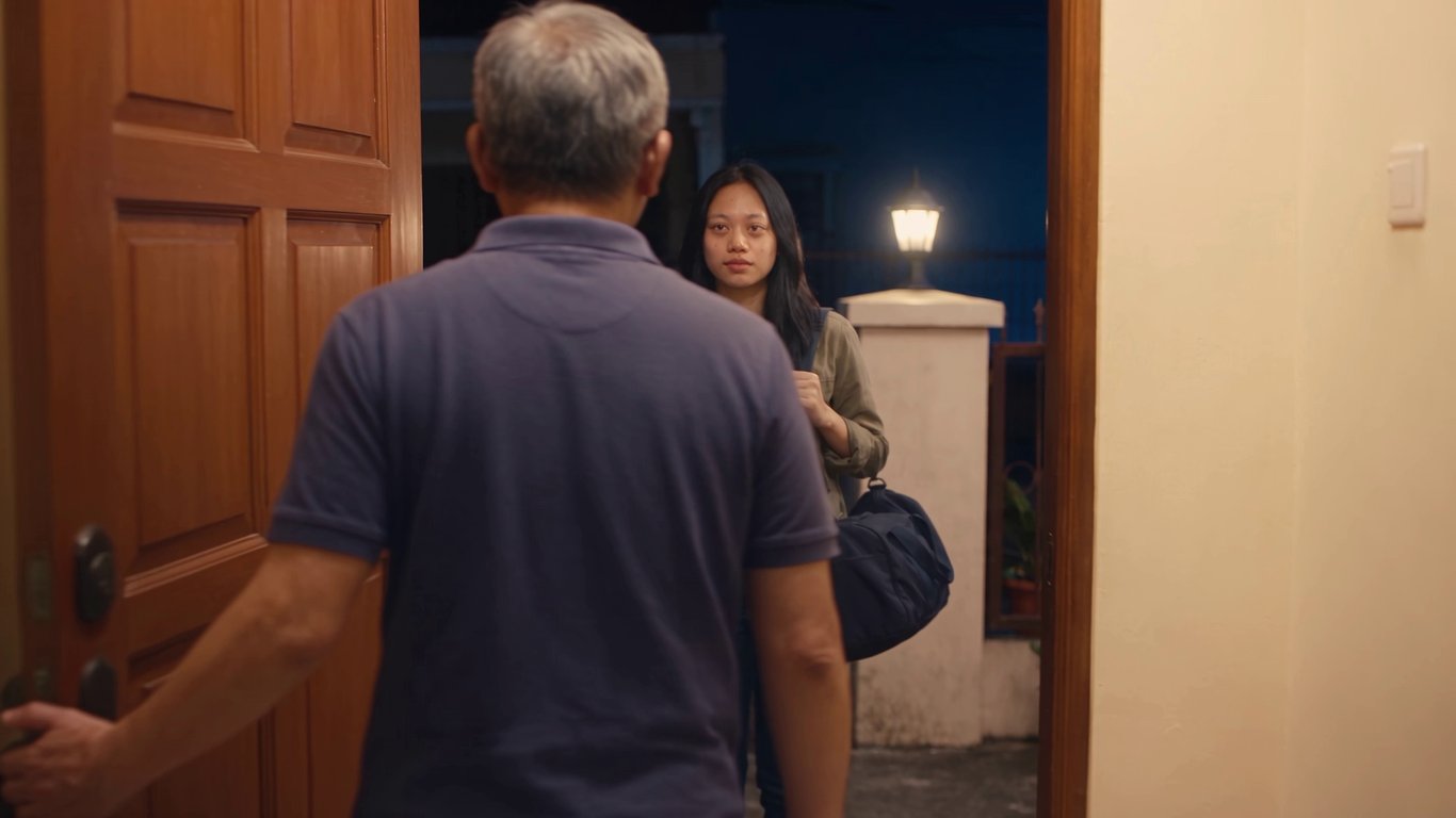 Papa membuka pintu. Keisha berdiri di luar dengan tas di bahunya. Episode 5.