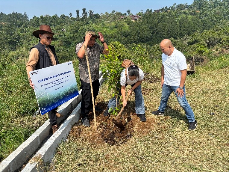 Foto Kegiatan penanaman pohon buah sebagai pelestarian lingkungan di Bogor
