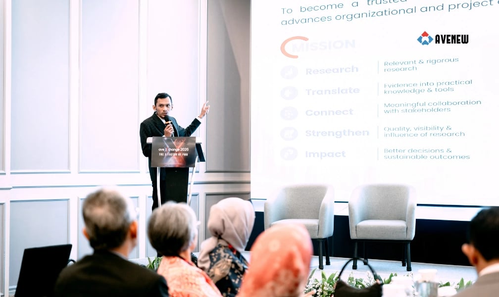 Head of SCOPE, Dr. Ir. Andi Muhammad Ifrad, M.T. saat memaparkan visi, misi, dan lima komitmen utama SCOPE pada sesi scholars talk AveXchange 2026.