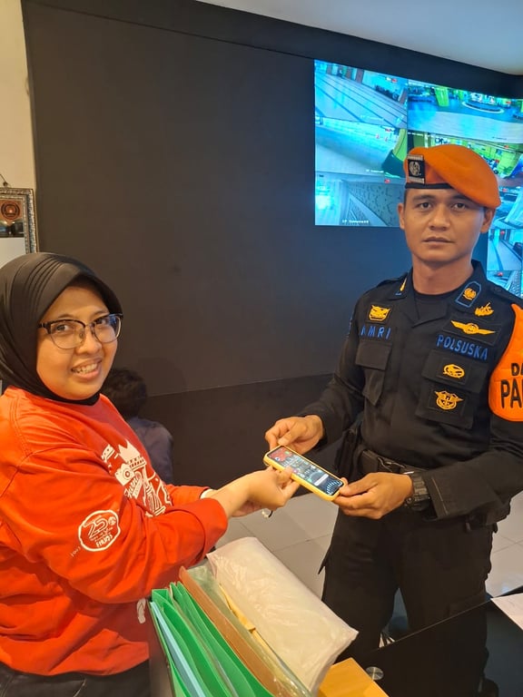 Seorang Penumpang saat Menerima HPnya Kembali