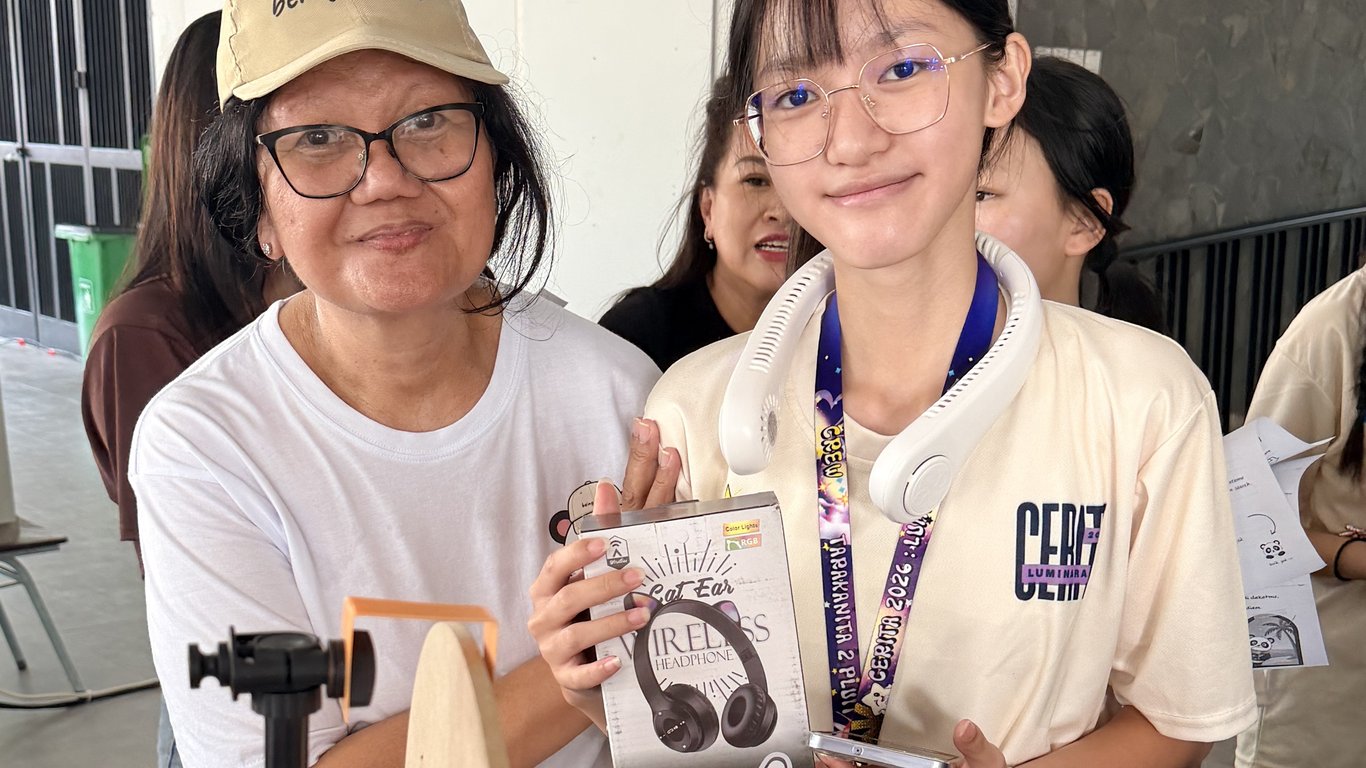 Pengunjung bersama tim Sanct Social di booth.