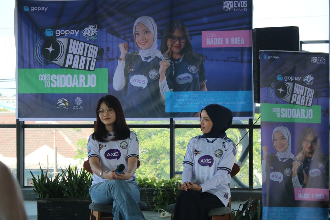 Rhea dan Nadse berinteraksi langsung dengan komunitas esports Sidoarjo