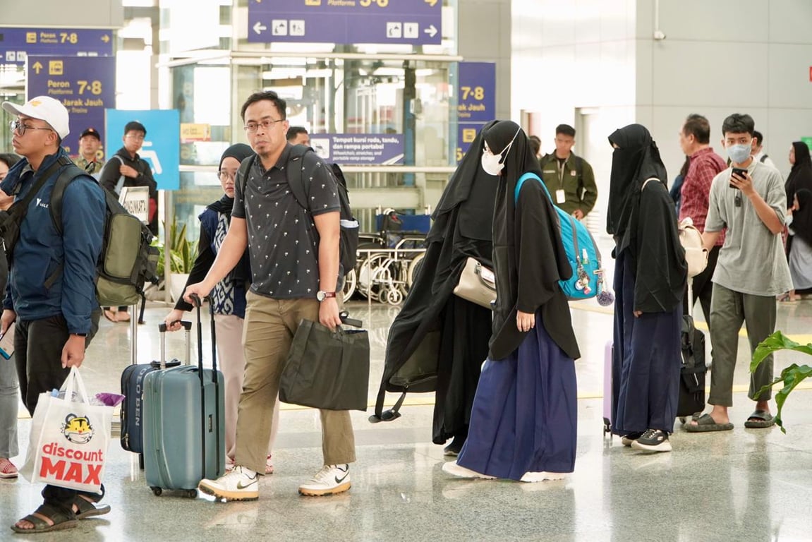 Para penumpang Kereta Api Jarak Jauh (KAJJ) saat tiba di Stasiun Jatinegara