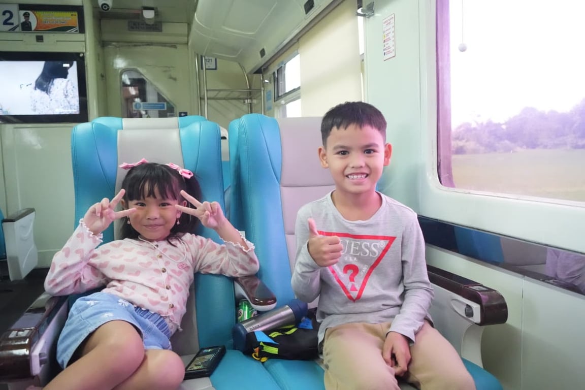 Suasana perjalanan KA Sribilah Utama relasi Medan-Rantau Prapat pada Senin (17/11).