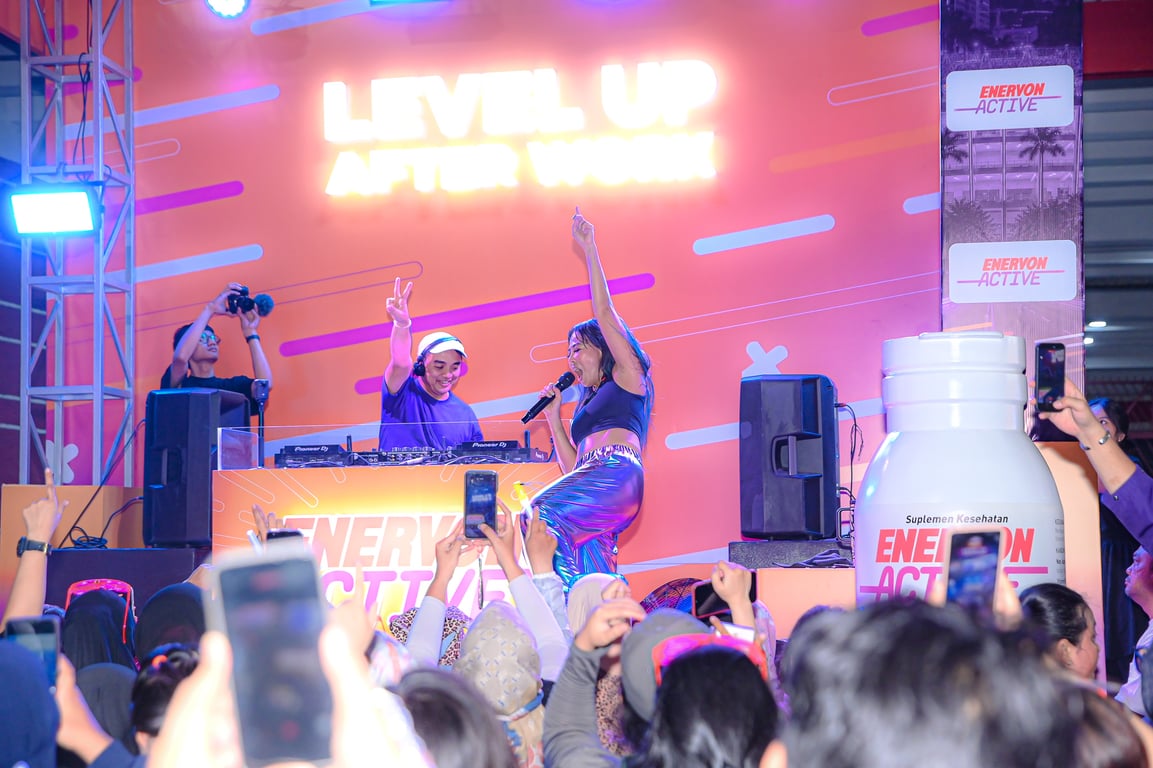 Cardio Karaoke Party with Dipha Barus and Riana Ree kembali menjadi momen yang paling ditunggu oleh pengunjung. Menggabungkan musik, gerak, dan energi kolektif, sesi ini sukses menghadirkan pengalaman after work yang fun, ekspresif, dan penuh semangat. Sesi ini menjadi selebrasi kebebasan dan energi after work. Mengubah kelelahan pulang kerja menjadi ajang ekspresi dan kebersamaan dengan berkeringat, bernyanyi, dan bergerak bersama. Hal ini merupakan bentuk perayaan gaya hidup aktif after work.