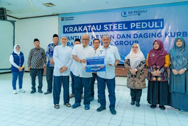 Penyerahan paket kurban Krakatau Steel Group secara simbolis diserahkan oleh Direktur SDM Krakatau Steel, Suryantoro Waluyo kepada Kepala Bagian (Kabag) Kesejahteraan Rakyat (Kesra) Setda Kota Cilegon, Rahmatullah