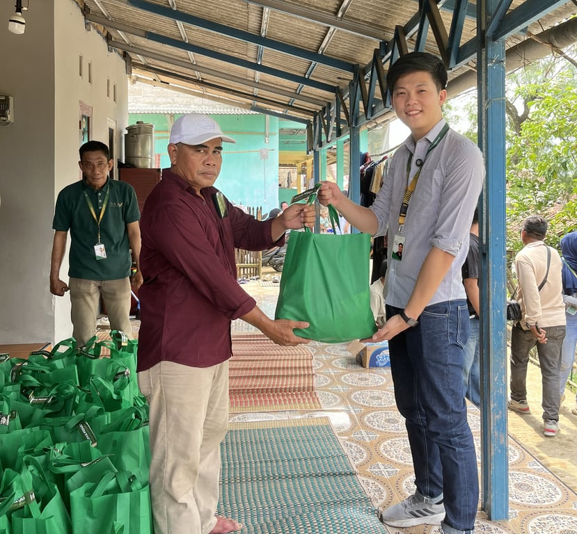 Pembagian bantuan sembako kepada warga yang terdampak pergeseran tanah.